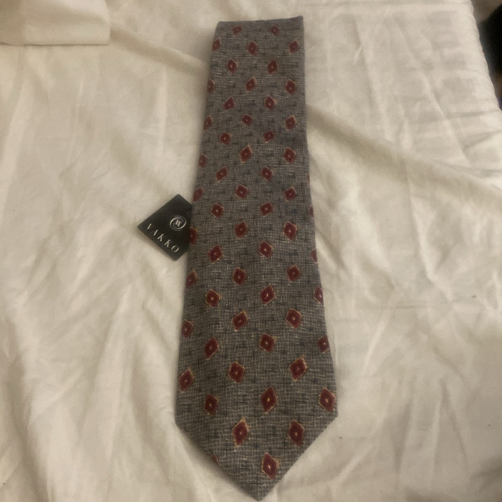 VAKKO Men’s Designer Tie - Grey/Maroon/Gold NWT